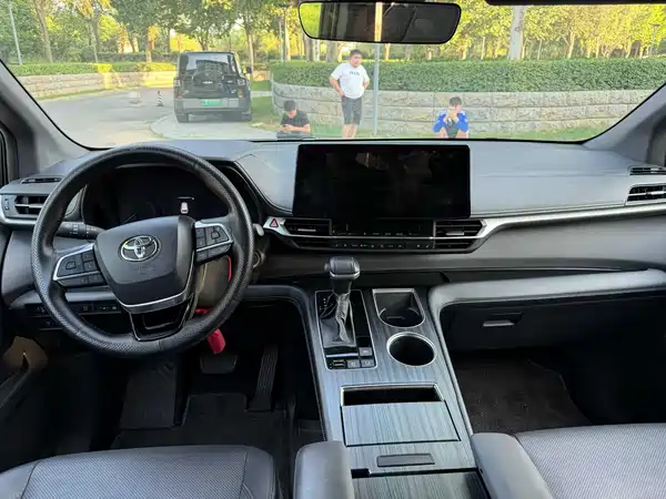 Toyota Sienna 2024