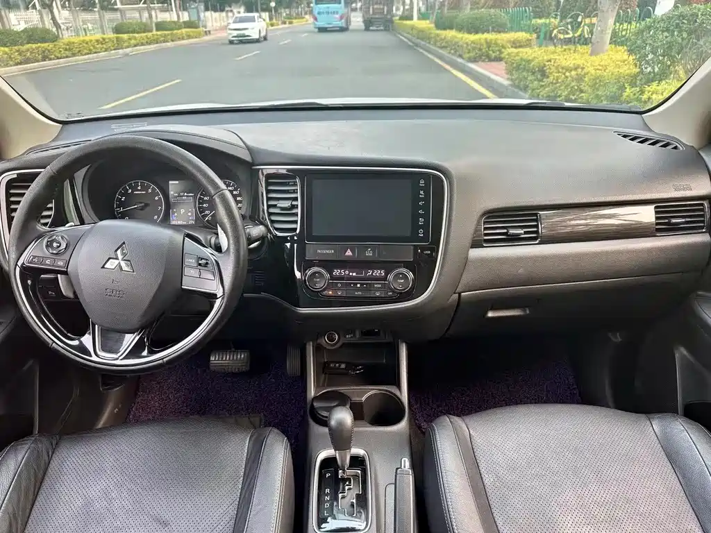 Mitsubishi Outlander 2017 — фото 8