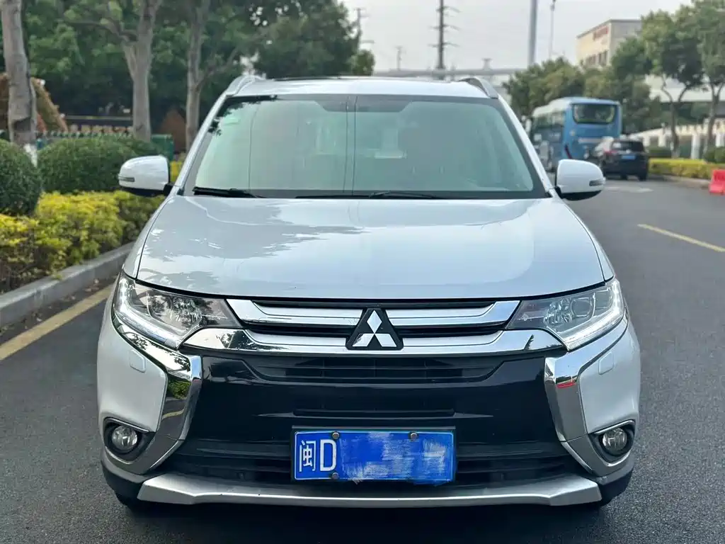 Mitsubishi Outlander 2017 — фото 2