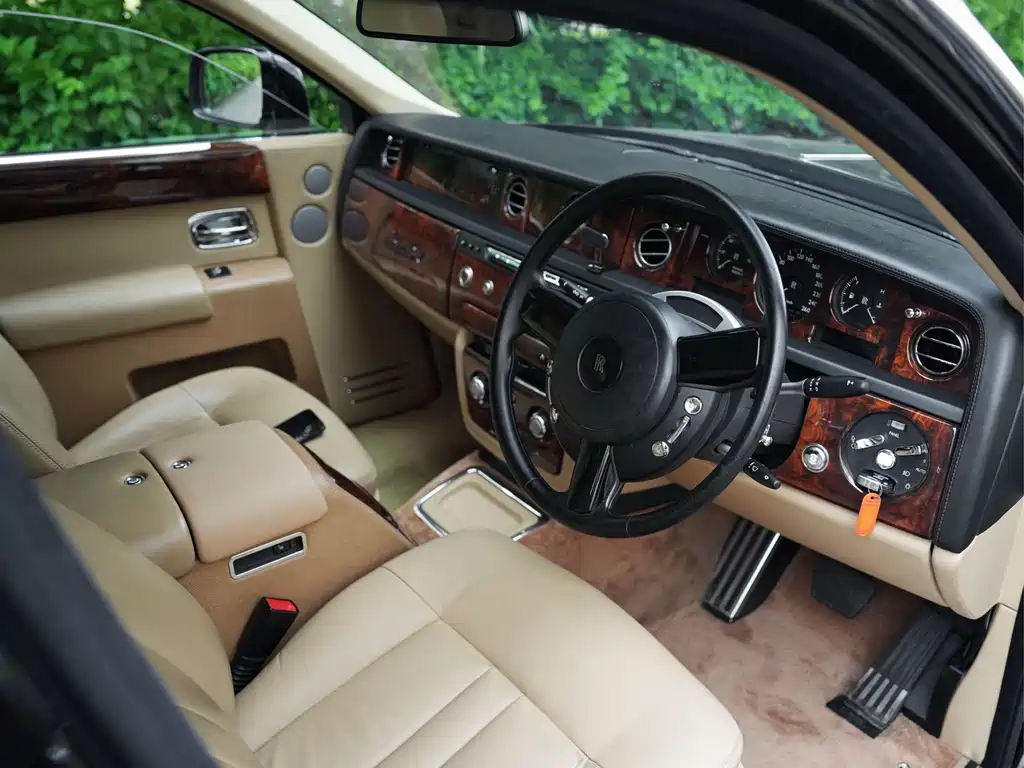 Rolls-Royce Phantom 2017 — фото 16