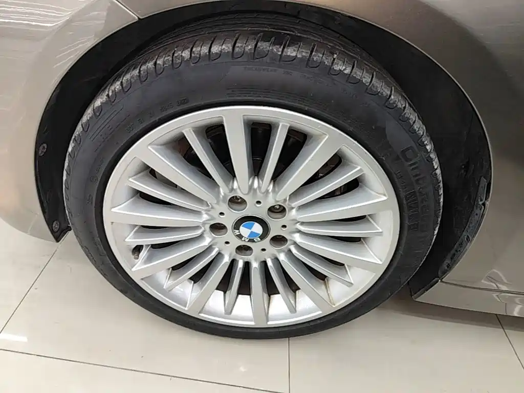 BMW 3 Series 2018 — фото 23