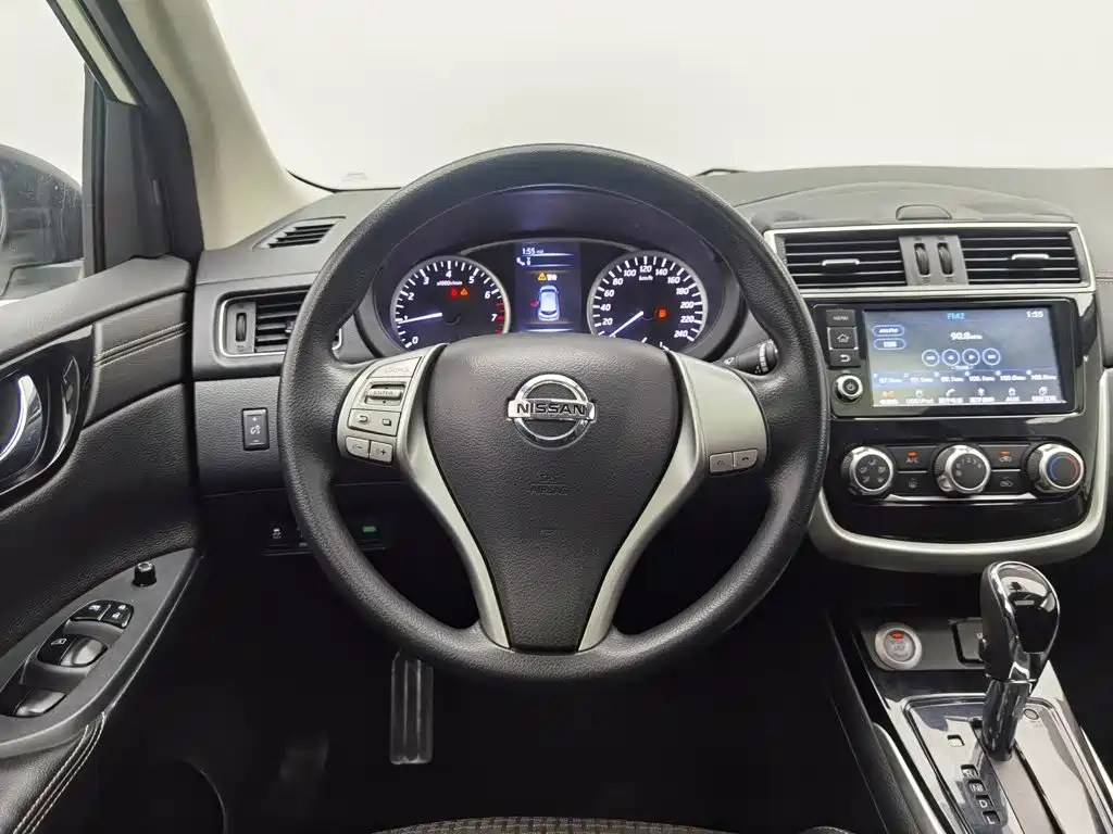 Nissan Tiida 2016 — фото 11