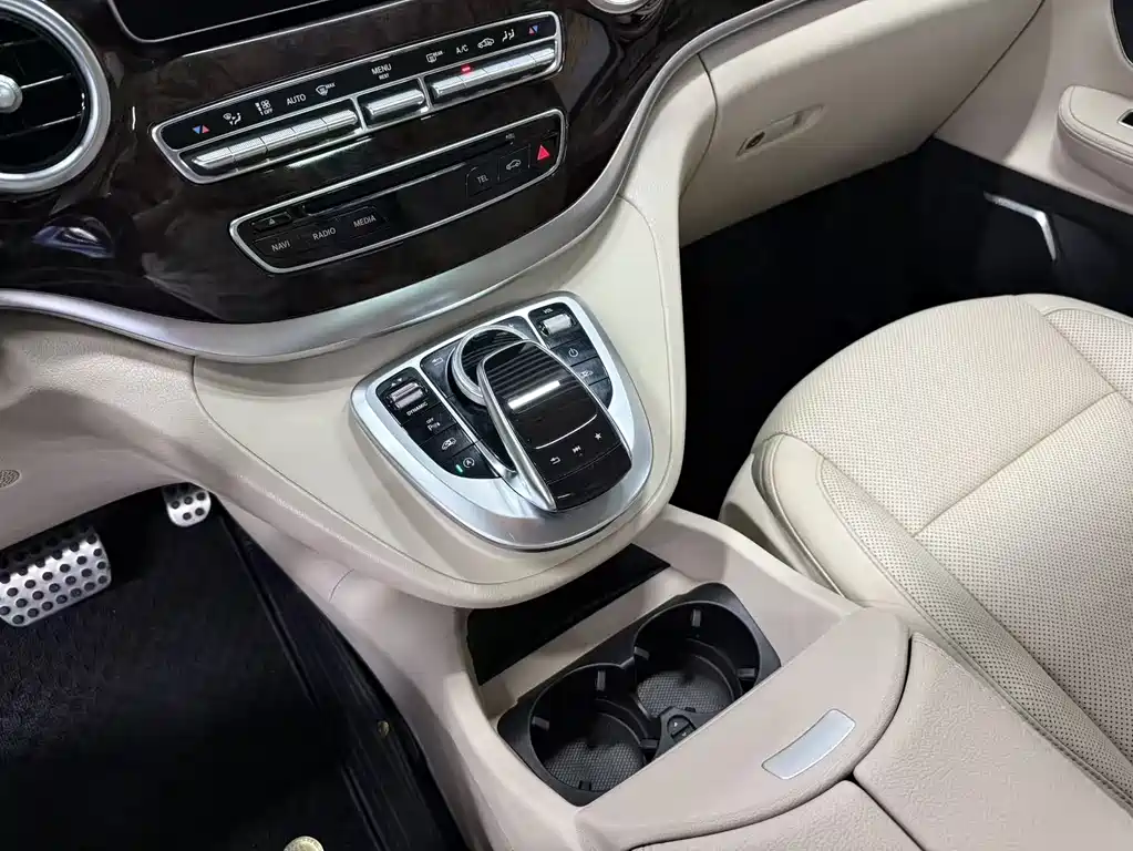 Mercedes-Benz V-Class 2021 — фото 20