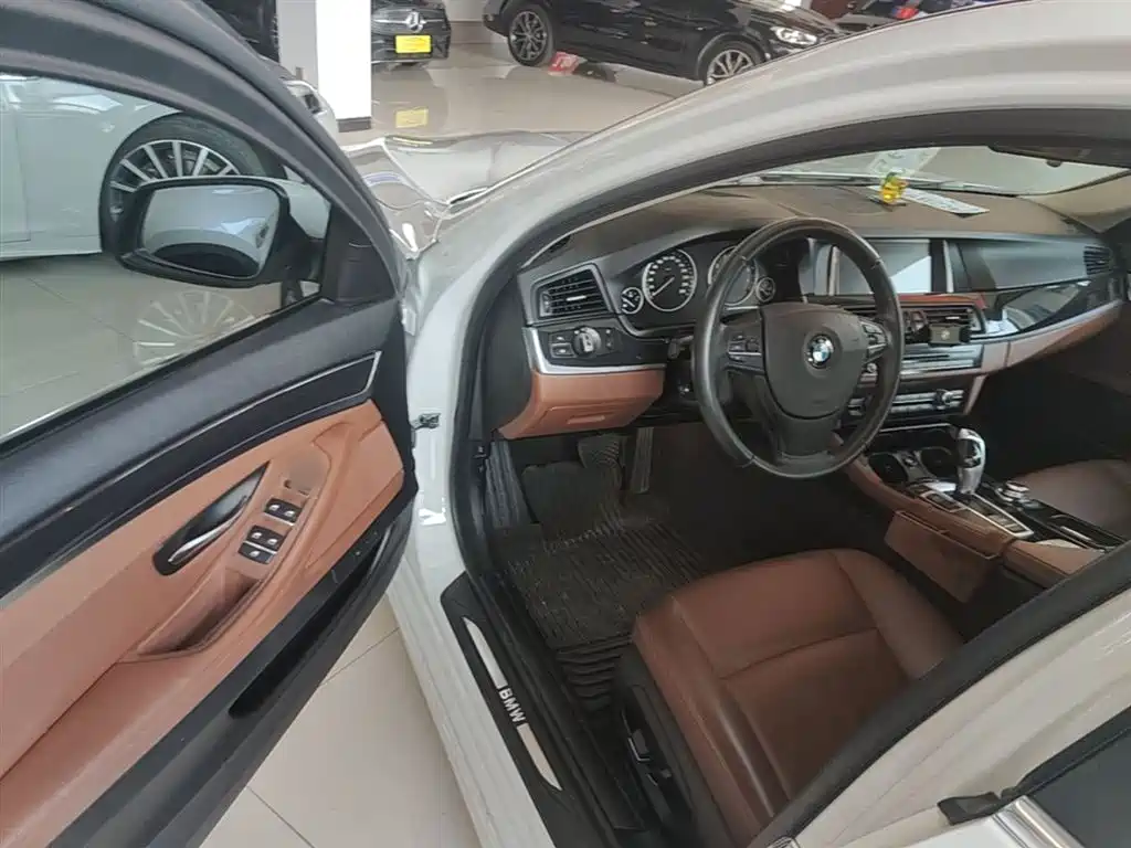 BMW 5 Series 2015 — фото 16