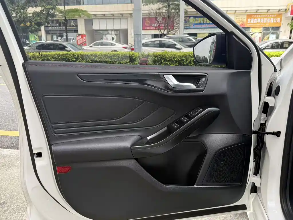 Ford Focus 2023 — фото 12