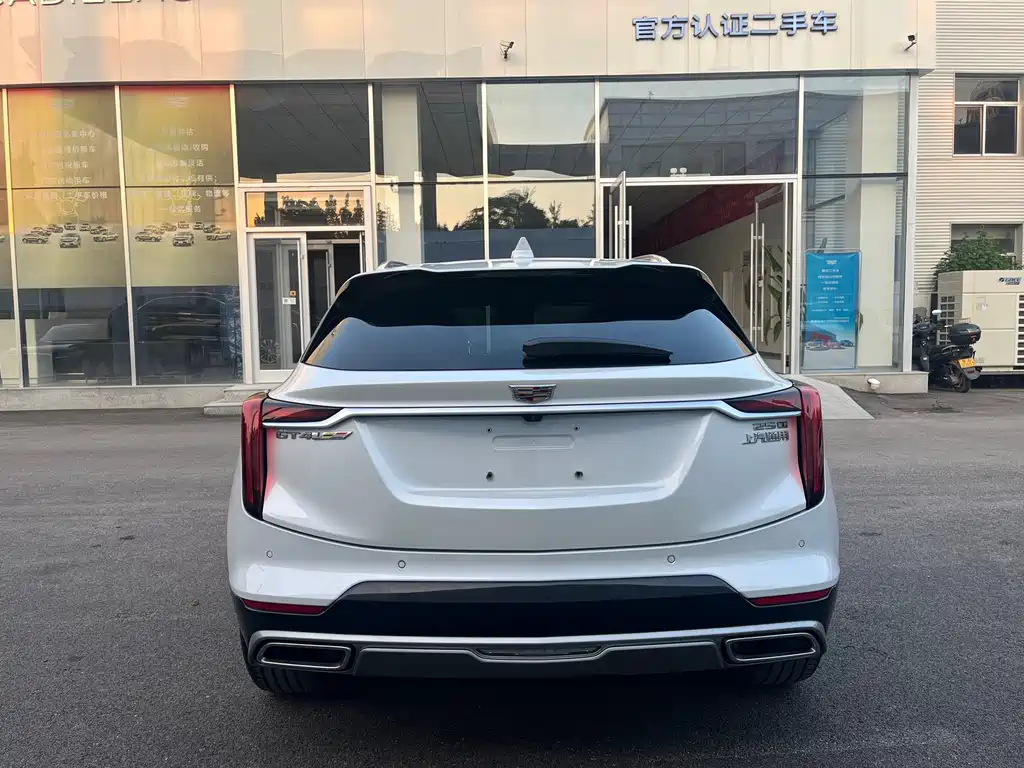 Cadillac GT4 2024 — фото 16