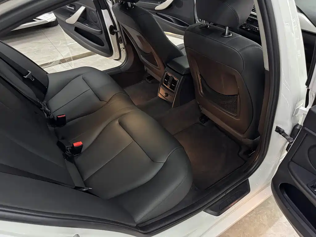 BMW 3 Series 2016 — фото 17