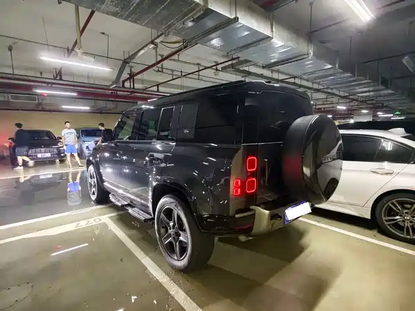 Land Rover Defender 2025