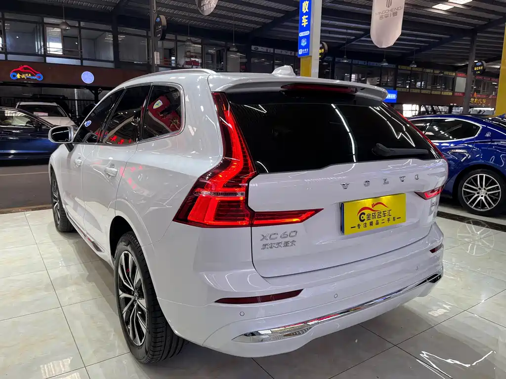 Volvo XC60 2023 — фото 25