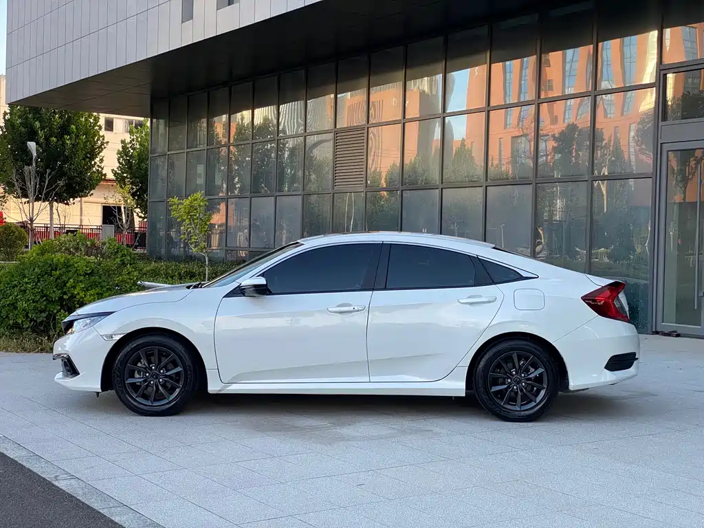 Honda Civic 2022 — фото 10