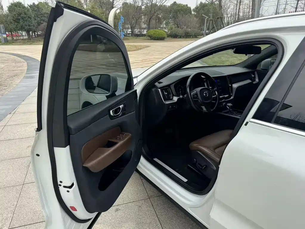 Volvo XC60 2021 — фото 27
