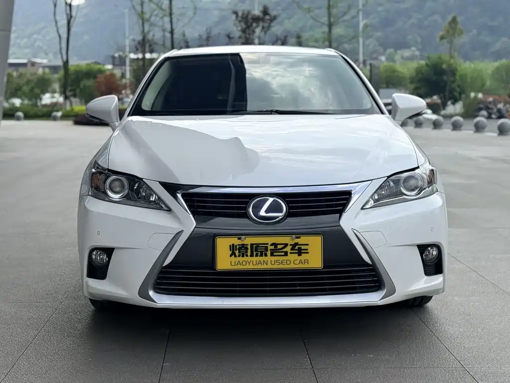 Lexus CT 2017 — фото 2