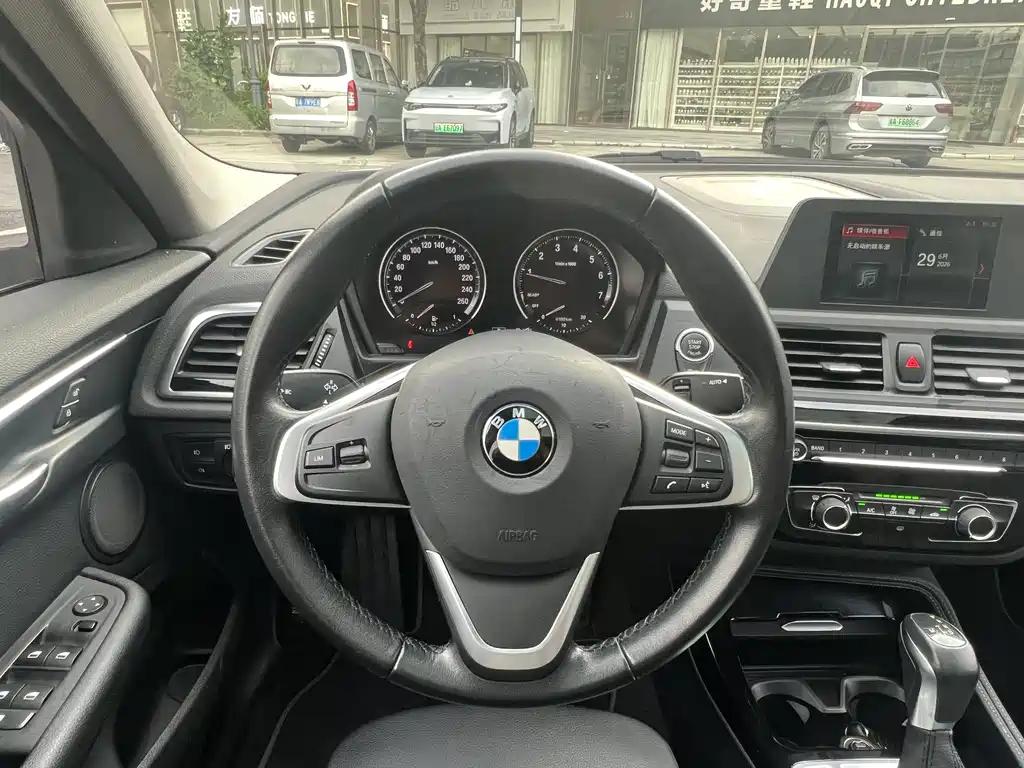 BMW 1 Series 2018 — фото 14