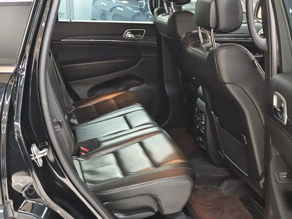Jeep Grand Cherokee 2021 — фото 13