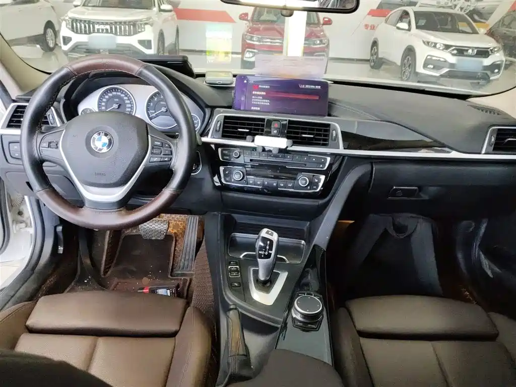 BMW 3 Series 2019 — фото 10
