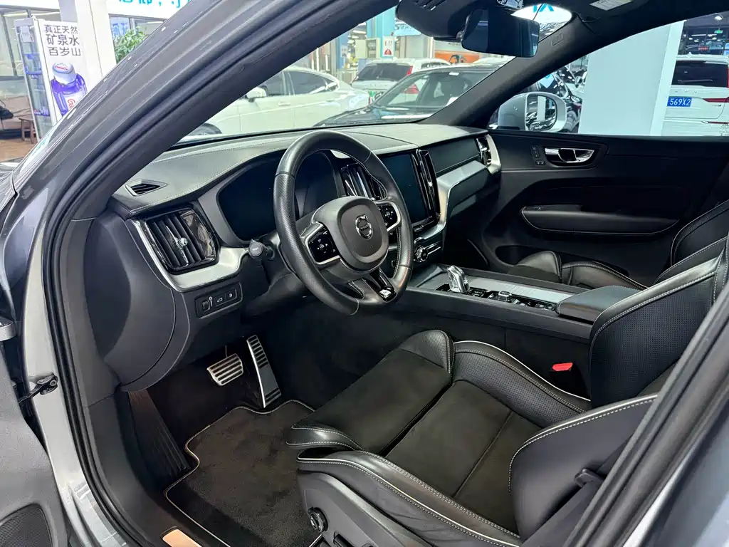 Volvo XC60 Plug-In Hybrid 2018 — фото 9
