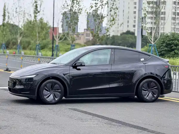 Tesla Model Y 2025