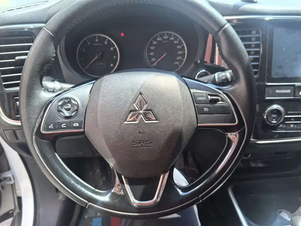 Mitsubishi Outlander 2017 — фото 13