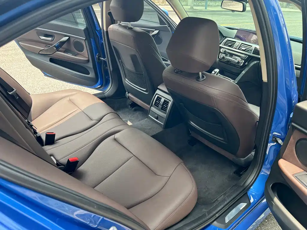 BMW 3 Series 2018 — фото 11