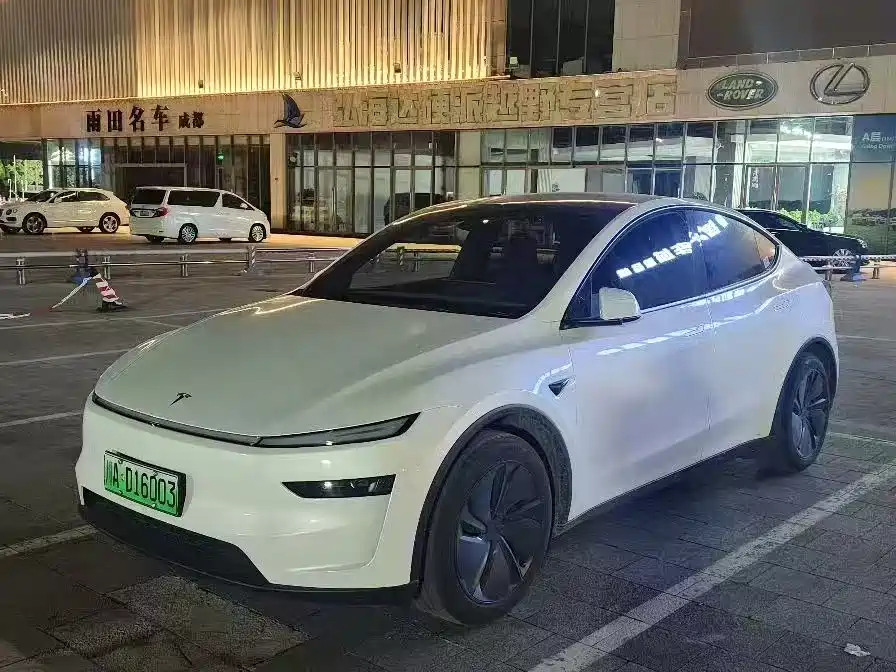 Tesla Model Y 2026 — фото 1
