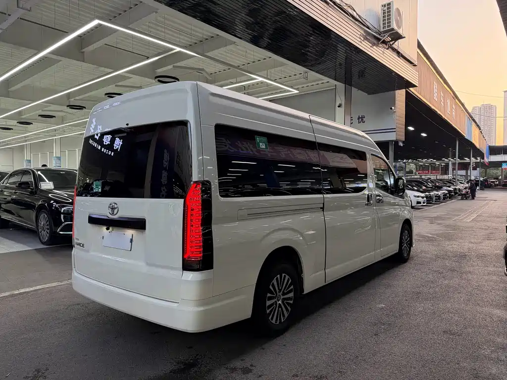 Toyota Hiace 2023 — фото 26
