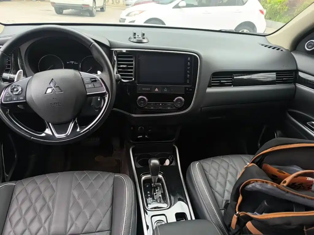 Mitsubishi Outlander 2023 — фото 10
