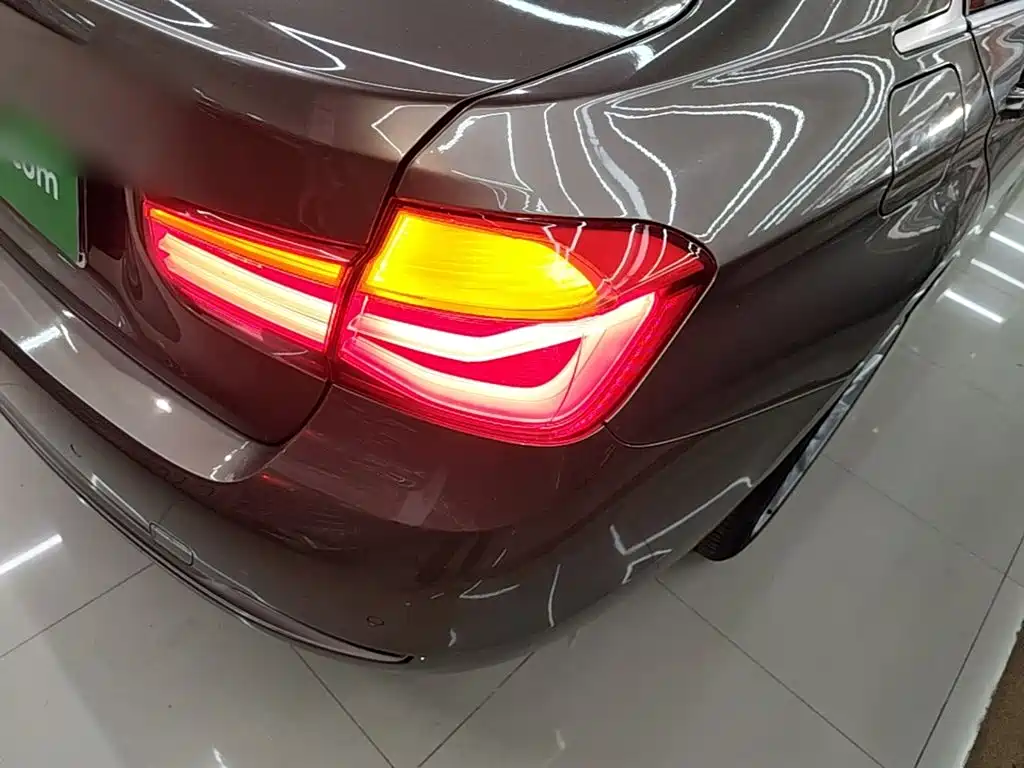 BMW 3 Series 2018 — фото 8