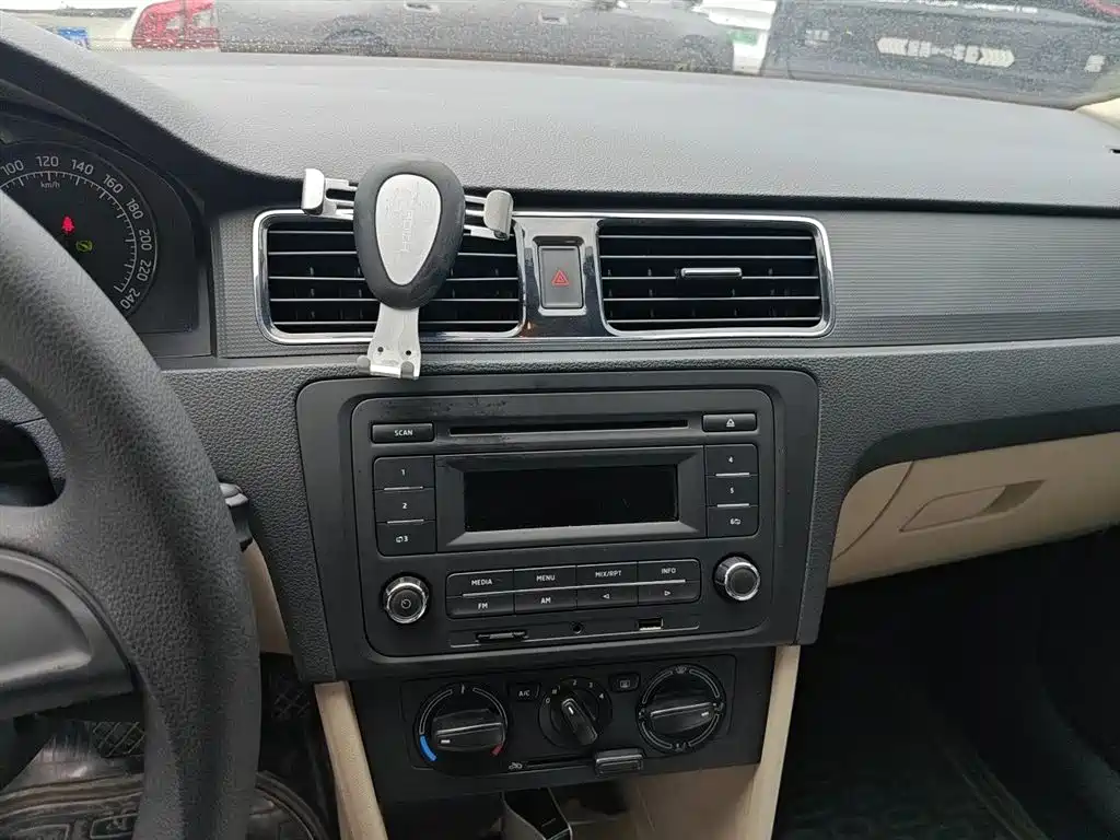Skoda Rapid 2015 — фото 14
