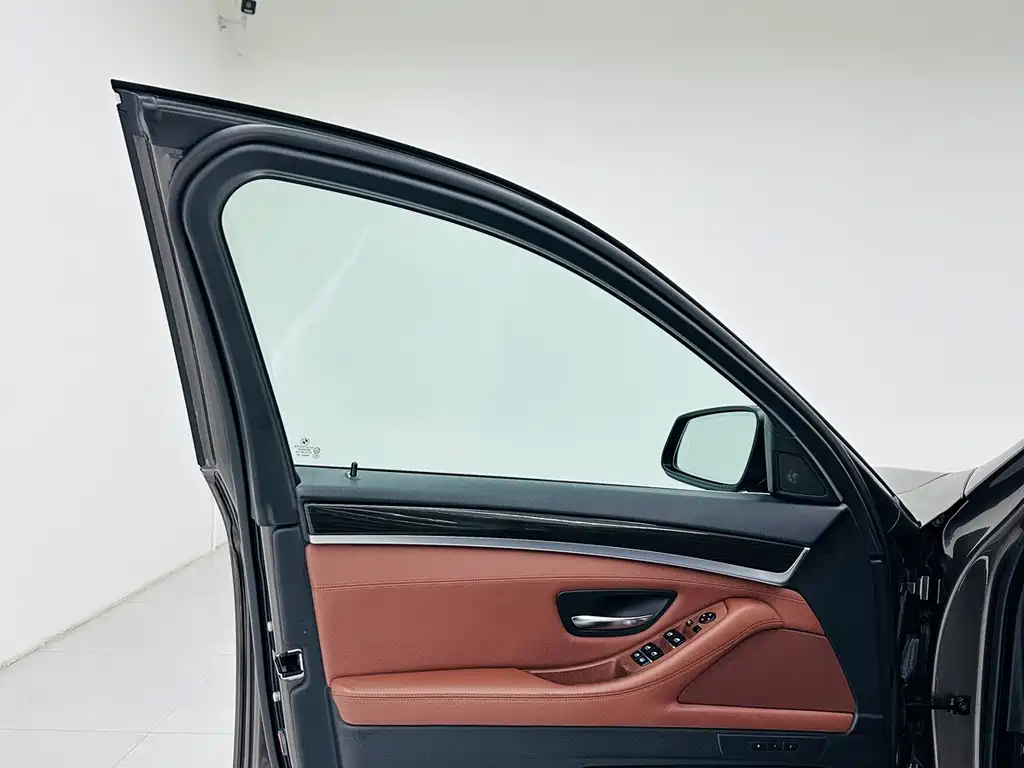 BMW 5 Series 2012 — фото 17