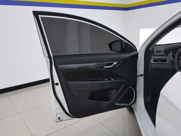 Geely Emgrand 2022