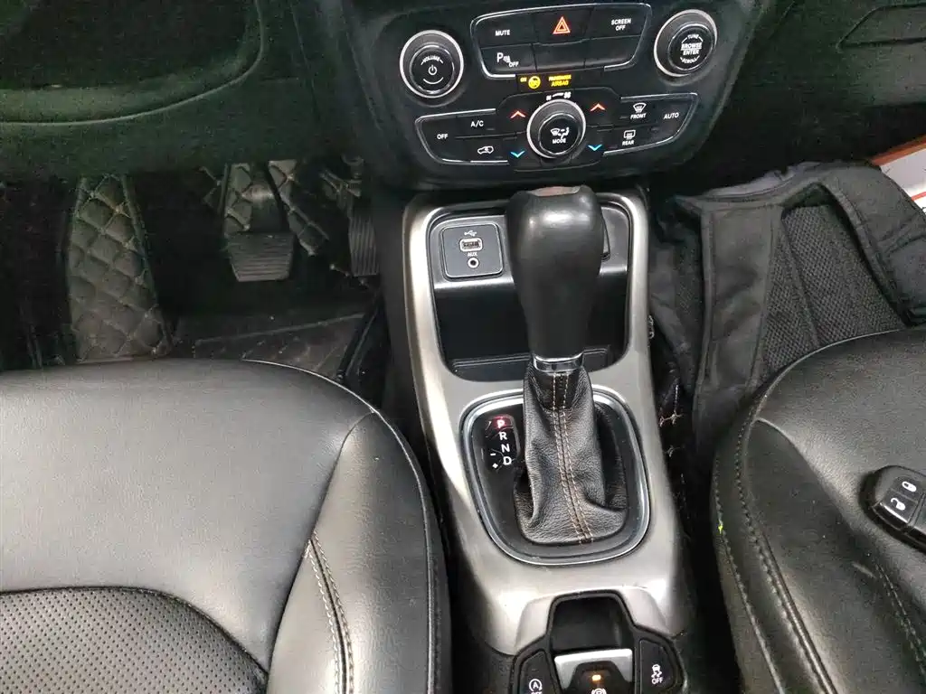 Jeep Compass 2018 — фото 10