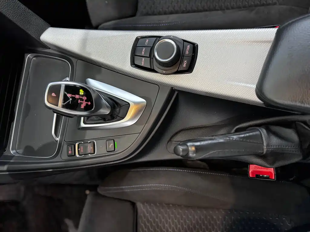 BMW 3 Series 2018 — фото 22