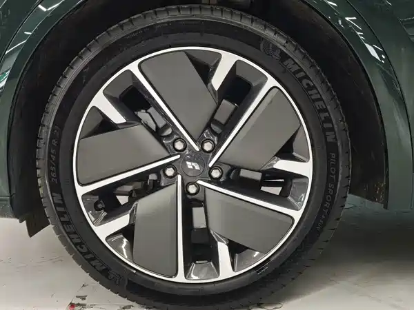 Li Auto L7 2025