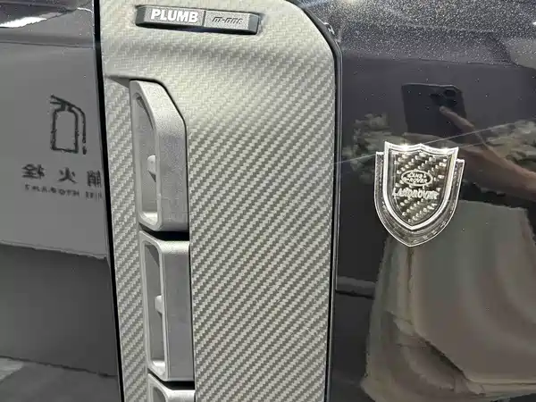 Land Rover Defender 2023