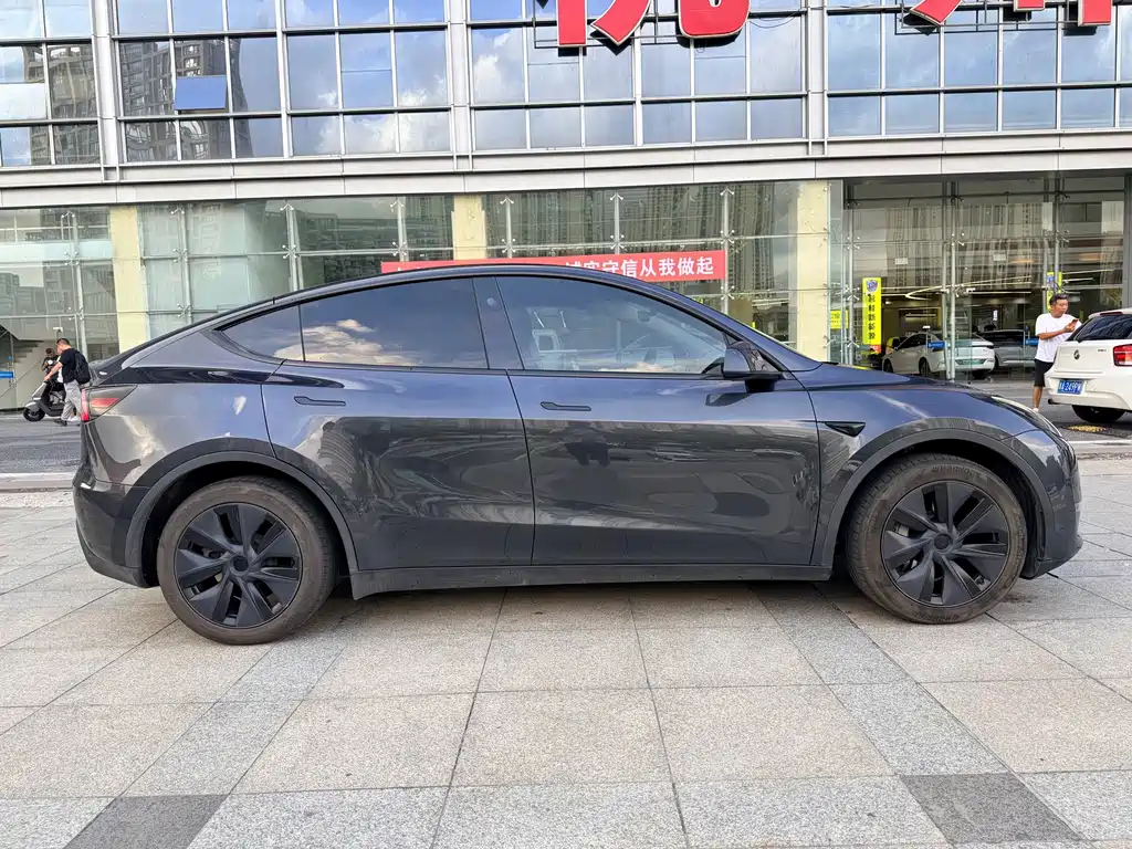 Tesla Model Y 2024 — фото 15