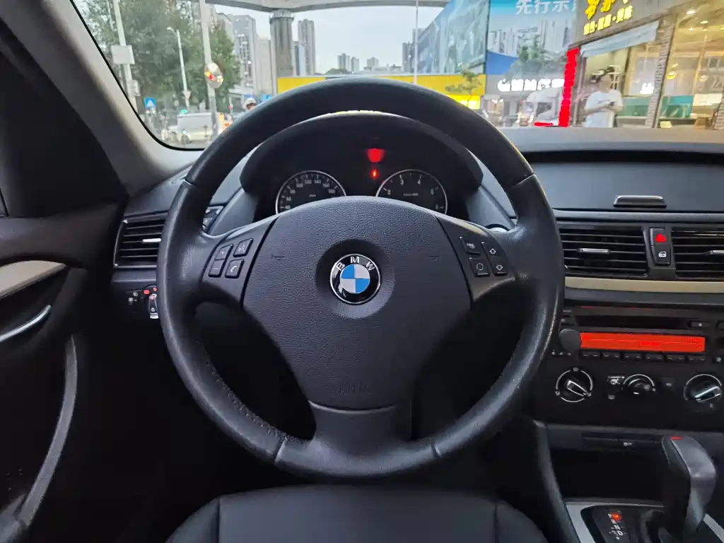 BMW X1 2014 — фото 12