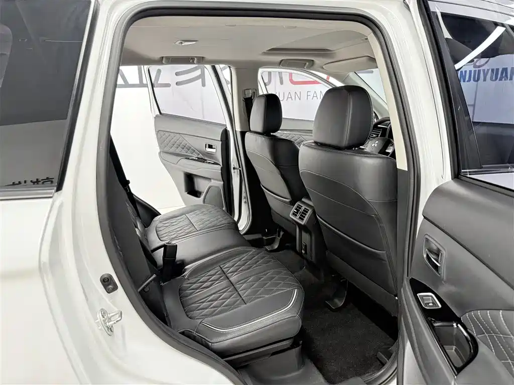 Mitsubishi Outlander 2020 — фото 13