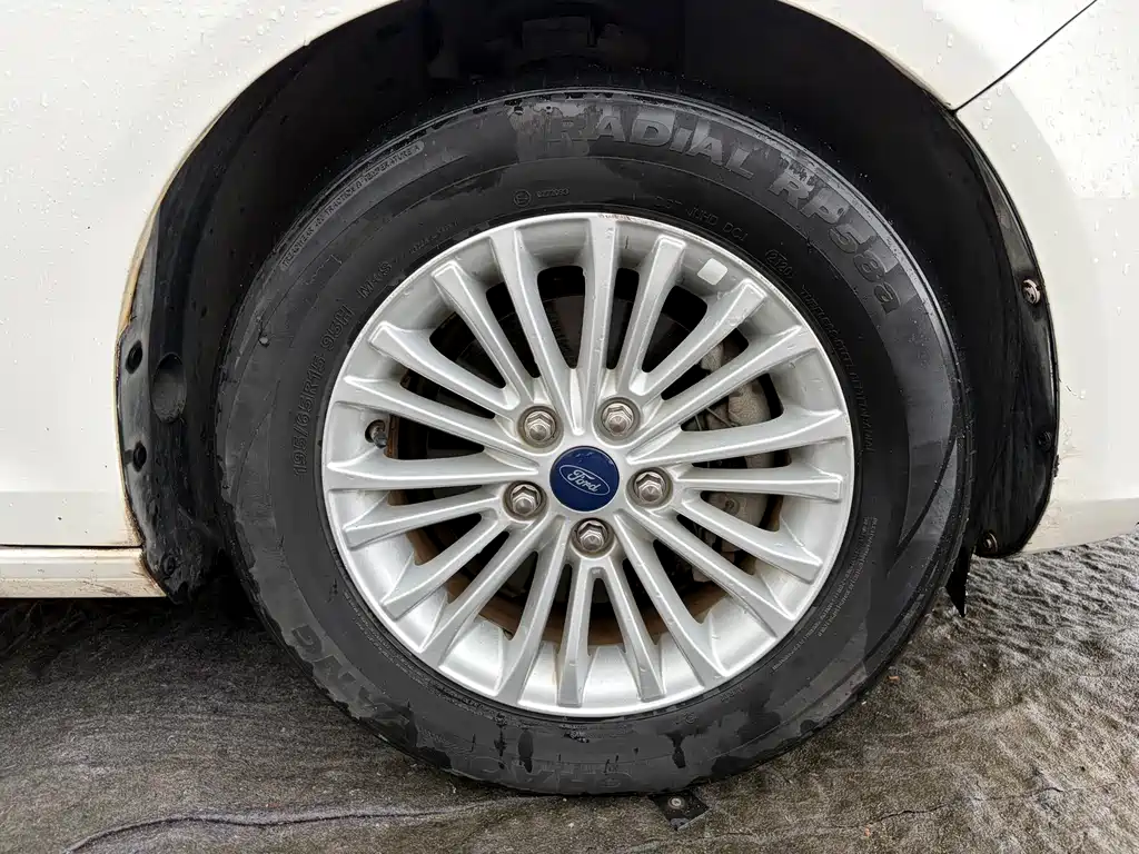 Ford Escort 2015 — фото 14