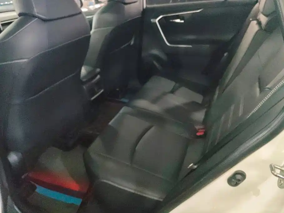 Toyota RAV4 2023 — фото 11