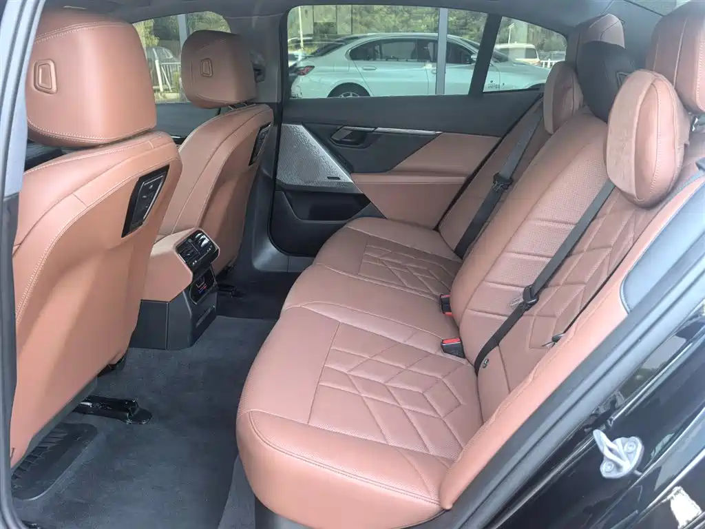 BMW 5 Series 2025 — фото 17