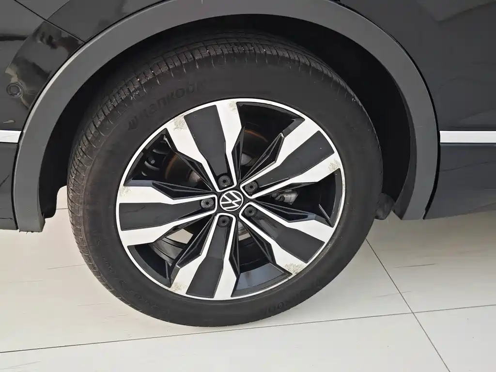 Volkswagen Tiguan L 2023 — фото 16