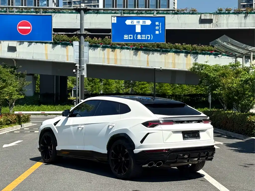 Lamborghini Urus 2019 — фото 9