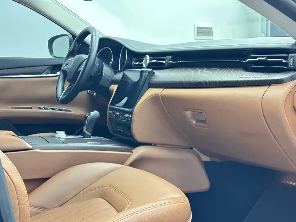 Maserati Quattroporte 2017 — фото 13