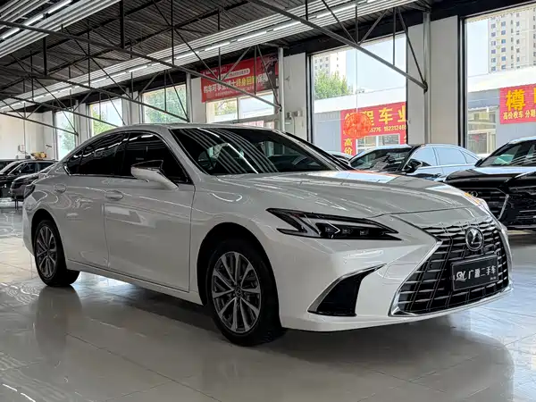 Lexus ES 2025
