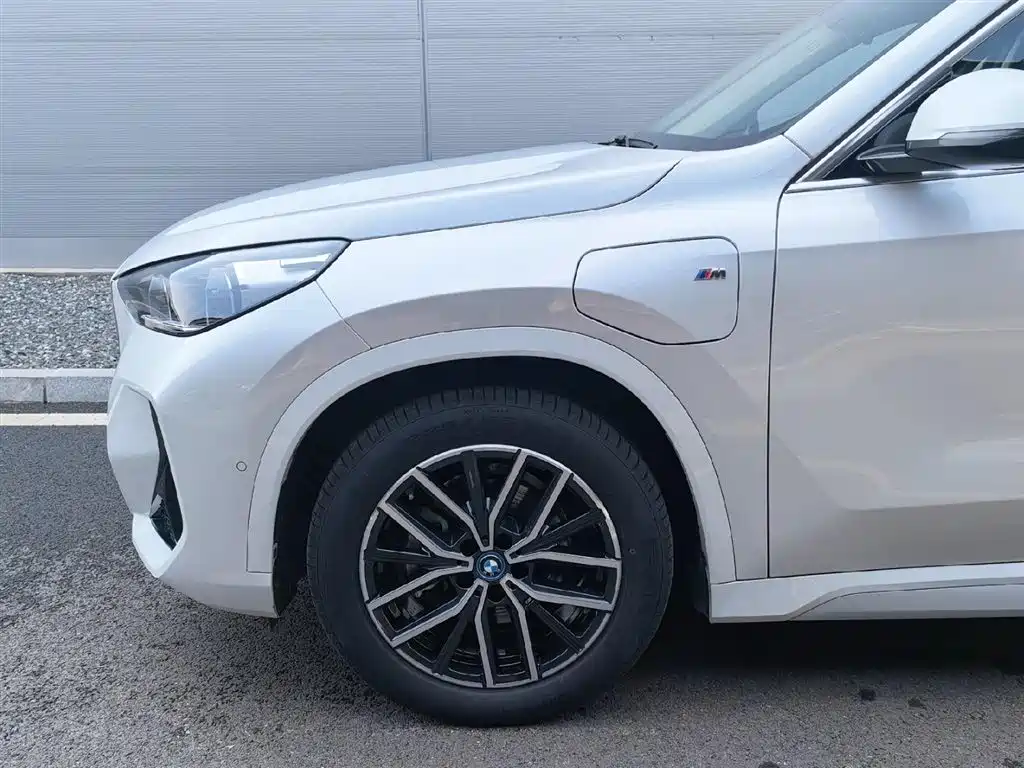 BMW iX1 2025