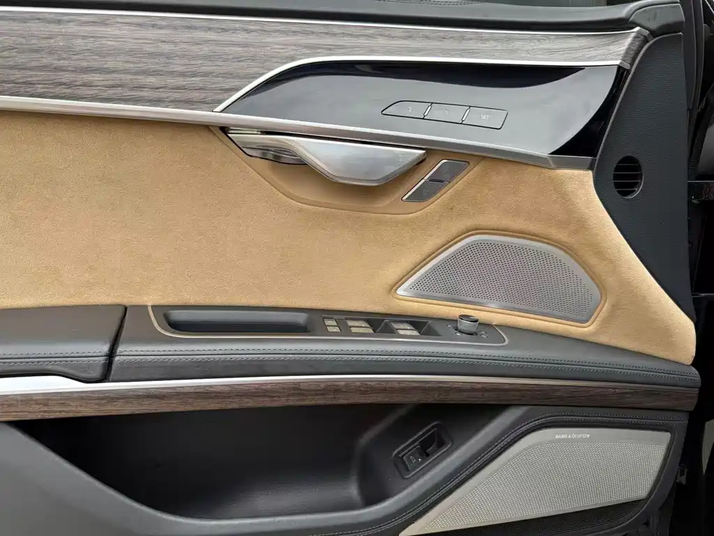 Audi A8 2022 — фото 14