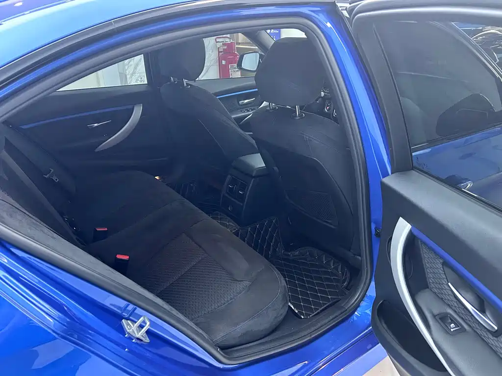 BMW 3 Series 2018 — фото 11