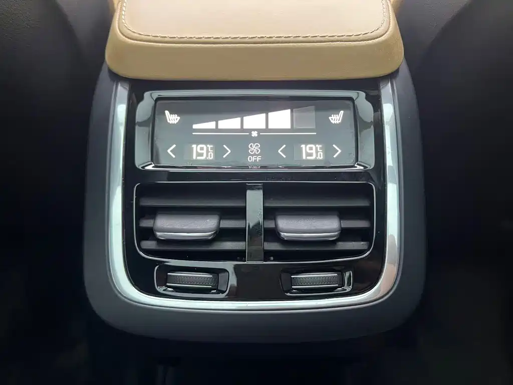 Volvo XC90 2017 — фото 23
