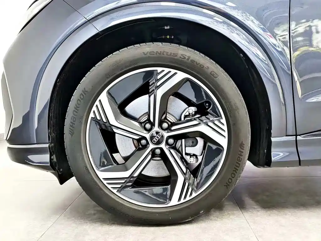 Audi Q4 e-tron 2023 — фото 15