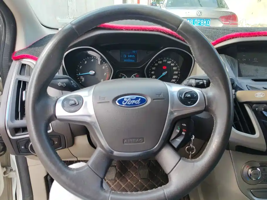 Ford Focus 2014 — фото 15